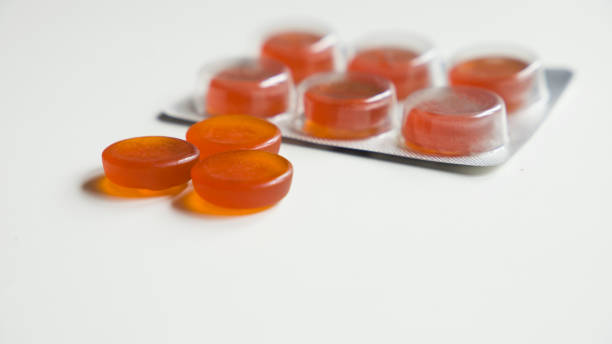 pastilles pour la gorge aromatisées à l’orange et au miel - cough lozenge photos et images de collection