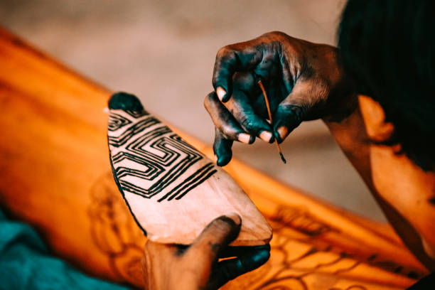 Indigenous tribal art of the Asurini tribe Hands of member of the Asurini tribe of Baixo Amazonas, Rio Xingu, Brazilian Amazon, making tribal art. 2010. indigenous peoples day stock pictures, royalty-free photos & images