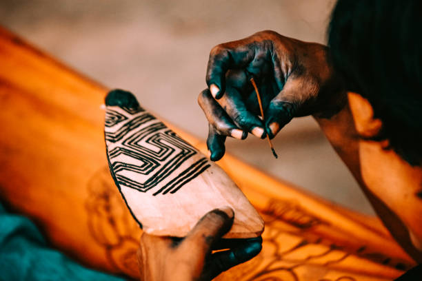 Indigenous tribal art of the Asurini tribe Hands of member of the Asurini tribe of Baixo Amazonas, Rio Xingu, Brazilian Amazon, making tribal art. 2010. indigenous culture stock pictures, royalty-free photos & images