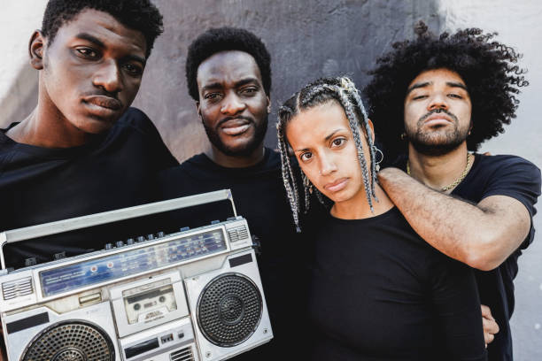 grupa młodych afrykanów słuchających muzyki z vintage boombox stereo outdoor - gangsta rap zdjęcia i obrazy z banku zdjęć