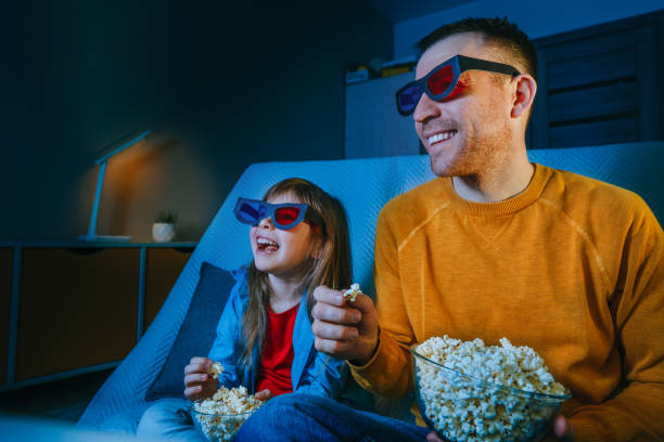 père et fille regardant un film à la maison avec des lunettes 3d - friends television show photos et images de collection