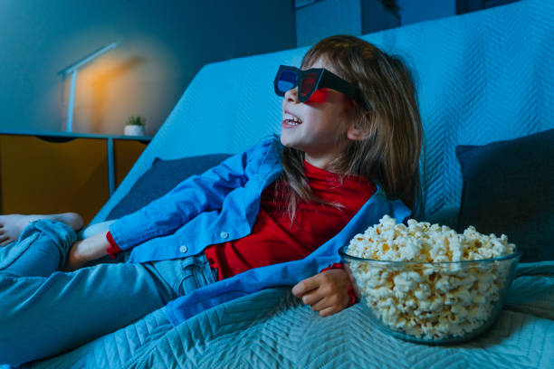 menina assistindo filme em casa usando óculos 3d - television little girls retro revival watching tv - fotografias e filmes do acervo