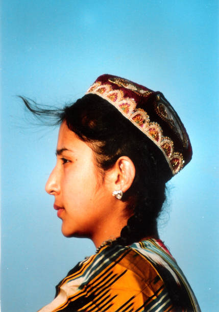 красивая уйгурская девушка, одетая в этнические костюмы - uighur стоковые фото и изображения