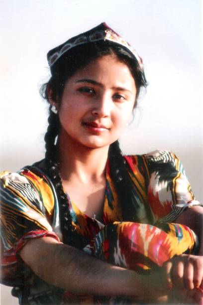 bella ragazza uigura vestita con costumi etnici - uighur foto e immagini stock