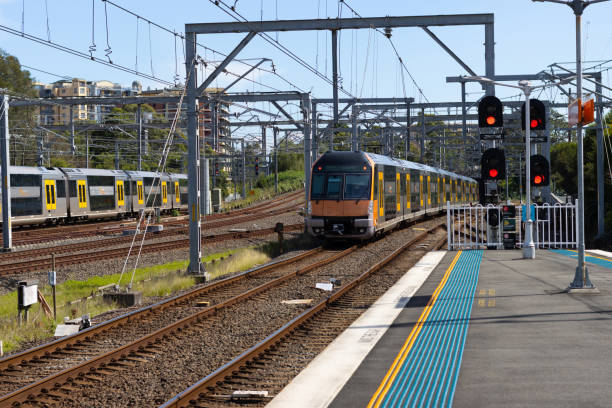 オーストラリア・ニューサウスウェールズ州シドニーの駅に迫る通勤電車 - overhead cable car 写真 ストックフォトと画像