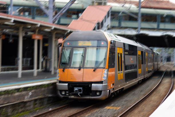 オーストラリア・ニューサウスウェールズ州シドニーの駅に迫る通勤電車 - overhead cable car 写真 ストックフォトと画像