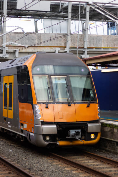 オーストラリア・ニューサウスウェールズ州シドニーの駅に迫る通勤電車 - overhead cable car 写真 ストックフォトと画像