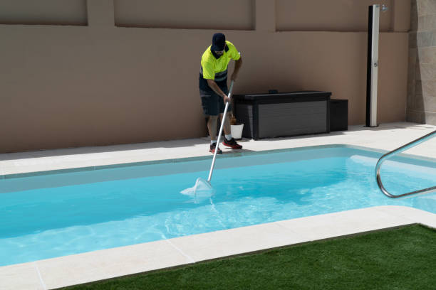 istock Operator cleaning a swimming pool with a butterfly trap 1391947674