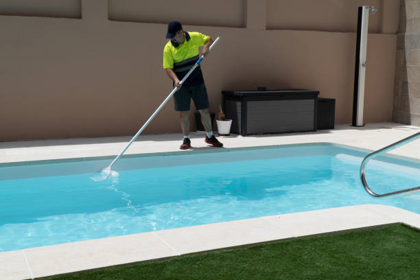 istock Operator cleaning a swimming pool with a butterfly trap 1391947676
