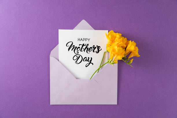 żółte kwiaty z białą kartką z życzeniami w fioletowej kopercie - greeting card envelope letter pink zdjęcia i obrazy z banku zdjęć