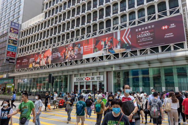 hsbc building mong kok in der nathan road, kowloon, hongkong - hsbc stock-fotos und bilder