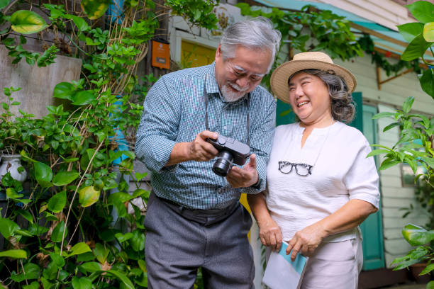 starsza para podróżuje po miejskiej ulicy. - senior adult cheerful adventure discovery zdjęcia i obrazy z banku zdjęć