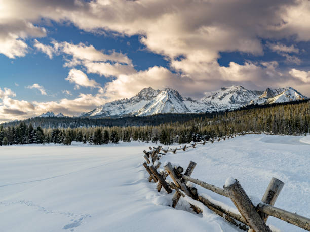 dramatischer sonnenaufgang über der sawtooth range in der nähe von stanley idaho - sawtooth national recreation area stock-fotos und bilder