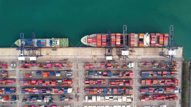 vista de ángulo alto o vista aérea de la terminal de contenedores de grúa de carga en el puerto, logística de carga y envío - seascape fotografías e imágenes de stock