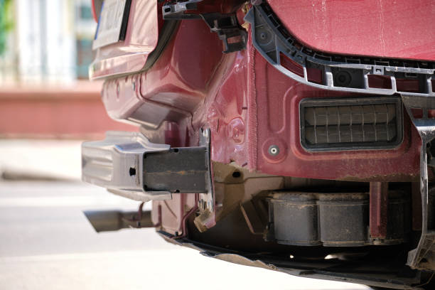 auto ammaccata con parafango danneggiato parcheggiata sul lato della strada della città. concetto di sicurezza stradale e assicurazione del veicolo - fender bender foto e immagini stock