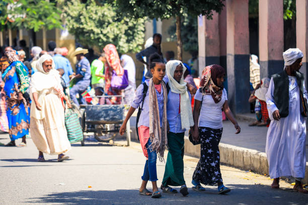 果物と野菜のケレン市場の近くを歩く地元のエリトリア人 - state of eritrea ストックフォトと画像