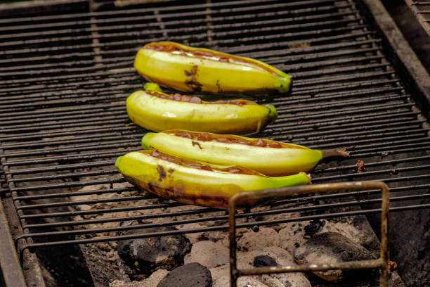 4 plátanos en una barbacoa - banana split fotografías e imágenes de stock