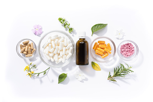 Composición plana de varias cápsulas vitamínicas y suplementos dietéticos aislados sobre fondo blanco. Concepto de complejos vitamínicos. photo