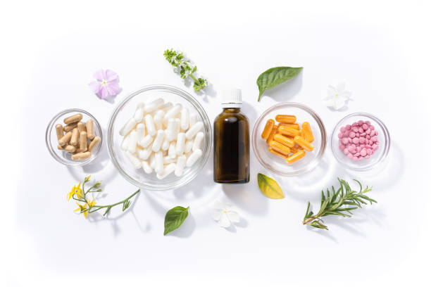 흰색 배경에 고립 된 다양한 비타민 캡슐과식이 보충제의 평평한 누워 구성. 비타민 복합체 개념. - capsule pill white nutritional supplement 뉴스 사진 이미지