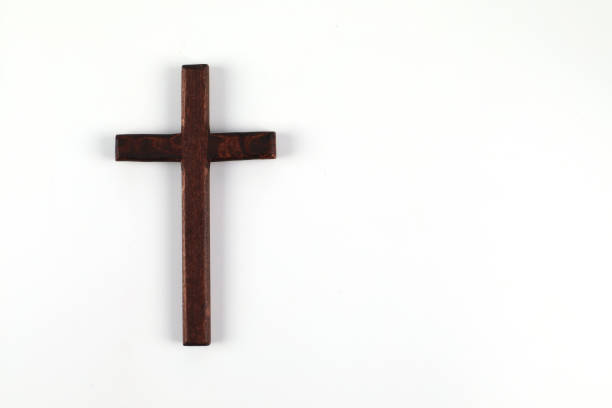 cruz cristã de madeira no fundo branco com espaço para escrever. - crucifix - fotografias e filmes do acervo