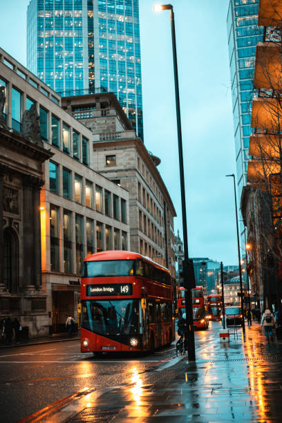 doppeldeckerbus in der liverpool street - london in the rain stock-fotos und bilder