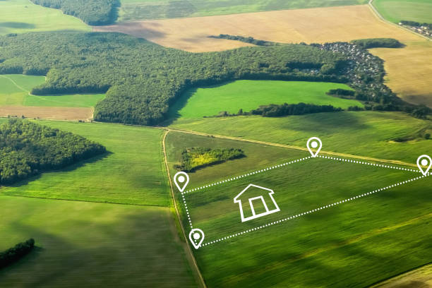 주거용 농업 농장의 조감도 아이콘이있는 녹색 필드의 토지 또는 풍경. - land development aerial view planning 뉴스 사진 이미지