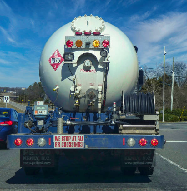 camión cisterna de gas propano. - liquid propane gas fotografías e imágenes de stock