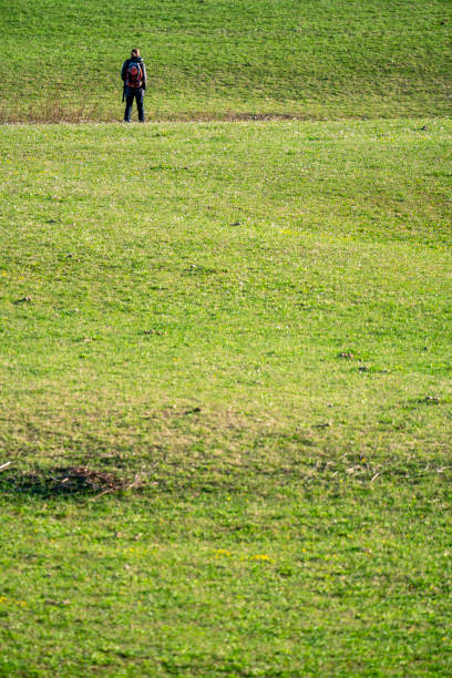 mulher curtindo caminhar no vale de planinsko polje, eslovênia - planinsko polje - fotografias e filmes do acervo