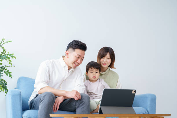 family looking at the screen of a tablet pc - couple laptop computer digital tablet imagens e fotografias de stock