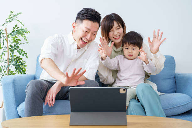 タブレットpcの画面に向かって手を振っている親子 - ハッピー ストックフォトと画像