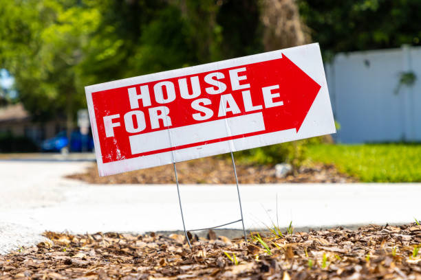 House for sale sign stock photo