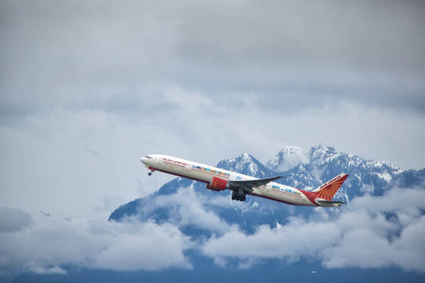 캐나다 밴쿠버에서 이륙하는 에어인디안 비행기 - vancouver international airport 뉴스 사진 이미지