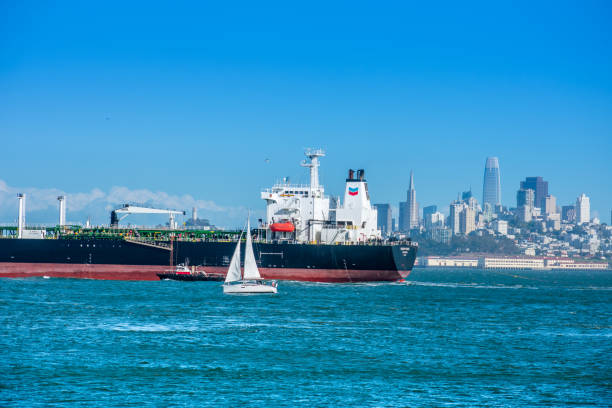 petroliera chevron nella baia di san francisco. - golden gate bridge san francisco county bridge san francisco bay foto e immagini stock