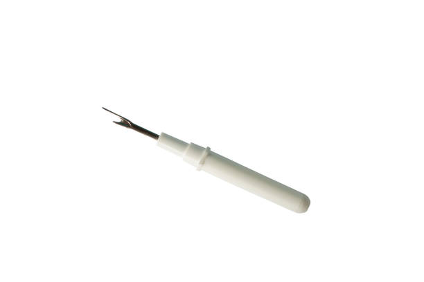 seam ripper est un outil pour la commodité de couper le fil isolé sur fond blanc inclus chemin de coupe. - unpick photos et images de collection