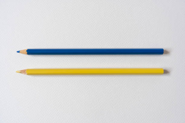 crayons de couleur bleu et jaune sur papier - mathematical symbol mathematics pencil sharp photos et images de collection