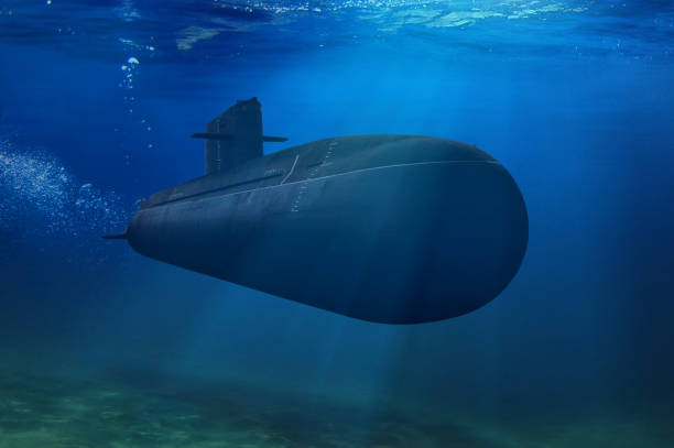 submarino naval submerge debaixo d'água durante uma missão em mar aberto - sub sea - fotografias e filmes do acervo