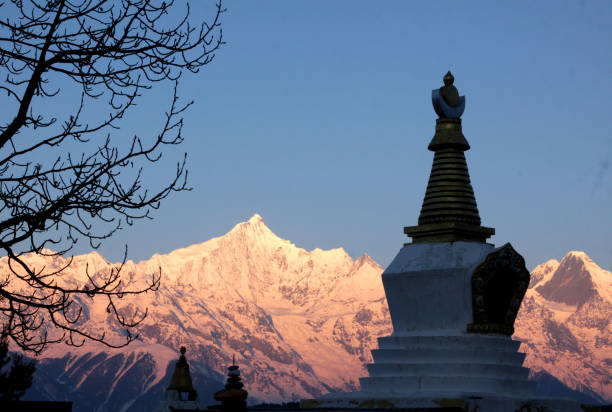 el momento del sol en cavagbo peak de meili snow mountain - tibet tibetan buddhism buddhism color image fotografías e imágenes de stock