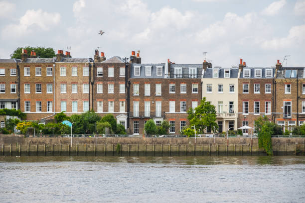 hammersmith terrace, case a schiera lungo il fiume a hammersmith, londra - london england sash window house georgian style foto e immagini stock