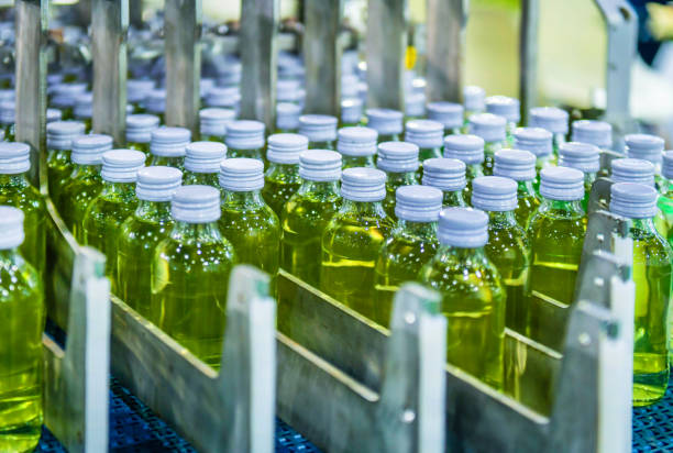 trasferimento di bottiglie di vetro su sistemi di trasporto automatici automazione industriale per il confezionamento - bottling plant brewery industry food foto e immagini stock