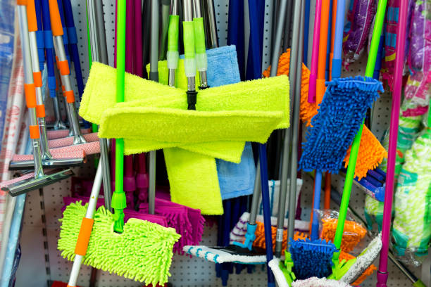 スーパーマーケットの棚にはたくさんのスポンジ、ぼろぼろ、モップがあります。 - broom sweeping cleaning work tool ストックフォトと画像