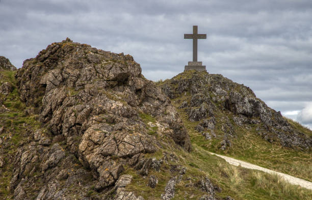 крест святого дуинвена, ньюборо, англси, северо-западный уэльс - wales stone cross religion стоковые фото и изображения