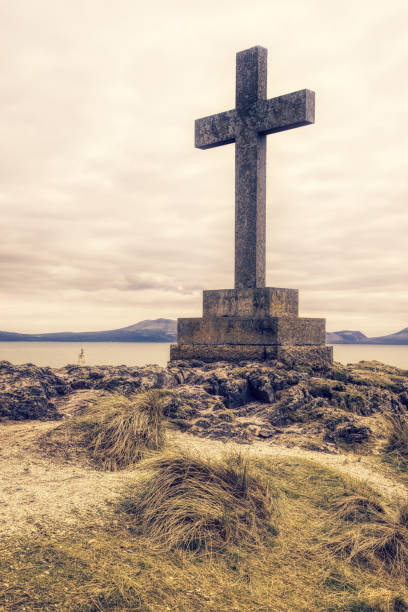 крест святого дуинвена, ньюборо, англси, северо-западный уэльс - wales stone cross religion стоковые фото и изображения