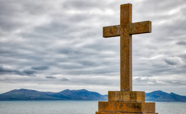 крест святого дуинвена, ньюборо, англси, северо-западный уэльс - wales stone cross religion стоковые фот�о и изображения