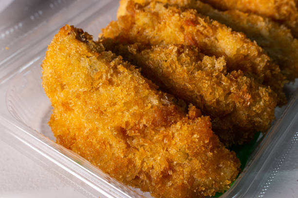 日本のフライドチキンテンダーのパック - chicken tender ストックフォトと画像