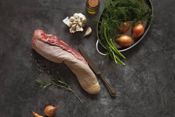 lengua de ternera cruda con verduras y hierbas - delicatessen beef meat raw fotografías e imágenes de stock