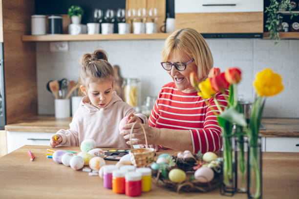 família que prepara-se para easter - child easter egg home improvement easter - fotografias e filmes do acervo