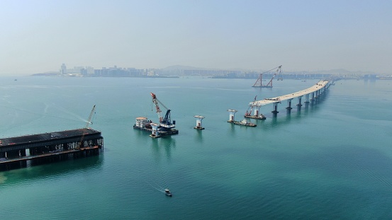 Technology development and rapid construction of sea crossing bridges