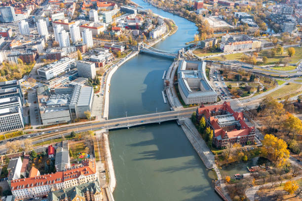 vista aérea de la ciudad de wroclaw, puentes que pasan sobre el río odra en wroclaw, polonia - odra river fotografías e imágenes de stock