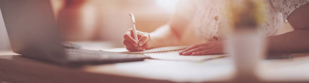 mulher escrevendo em caderno no escritório - to do list checklist personal organizer writing - fotografias e filmes do acervo