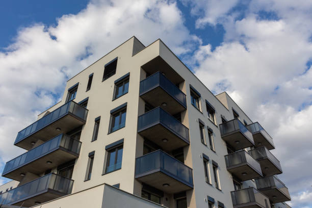 neuer europäischer moderner komplex schönes apartmenthaus flachhaus mortage on sunset cloud - 5898 stock-fotos und bilder